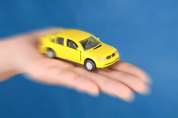 Auto giocattolo in mano — Foto Stock
