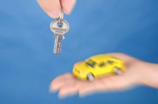 Leksaksbil och nycklar — Stockfoto