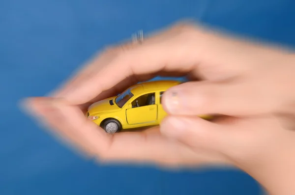 Игрушечный автомобиль в руке — стоковое фото