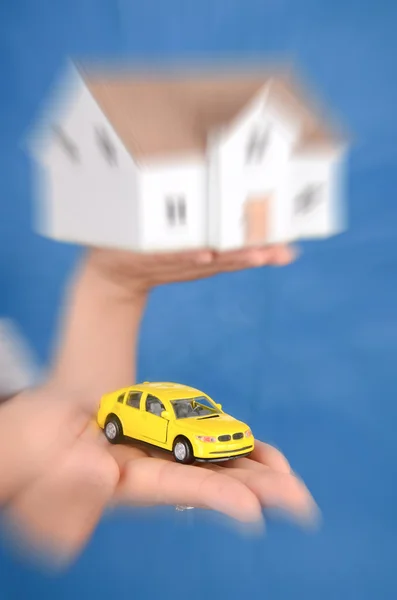 Zabawki samochodu i modelu dom — Zdjęcie stockowe