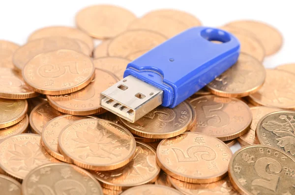 Dysku USB i monety — Zdjęcie stockowe