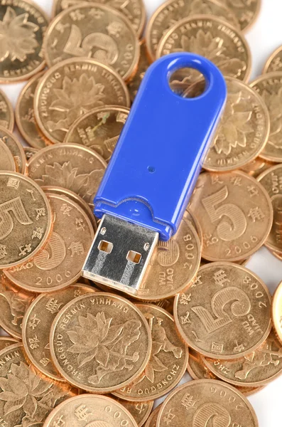 USB-schijf en -munten — Stockfoto