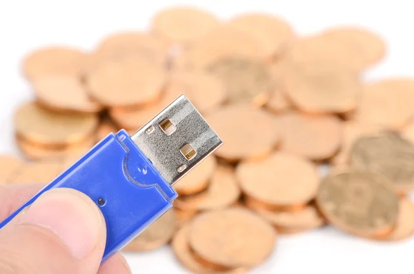 Dysku USB i monety — Zdjęcie stockowe