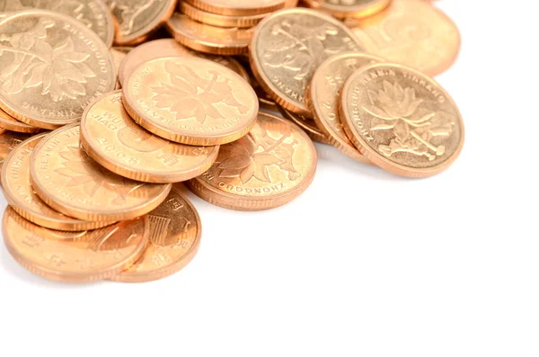 Zlaté mince na bílém pozadí — Stock fotografie