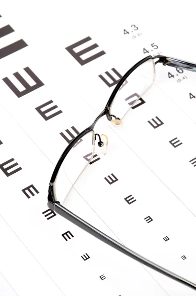 Gafas y carta ocular — Foto de Stock