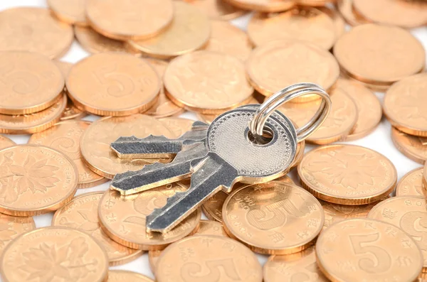 Klíč a mince — Stock fotografie