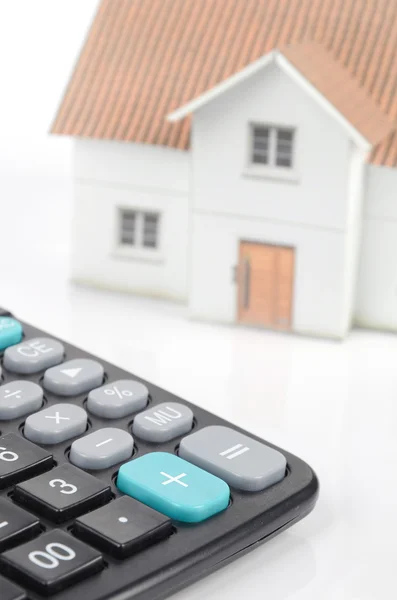 Calculator and model house — Stok fotoğraf