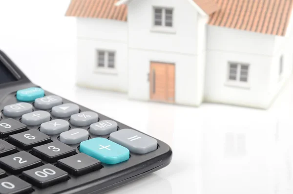 Калькулятор і модель будинку — стокове фото