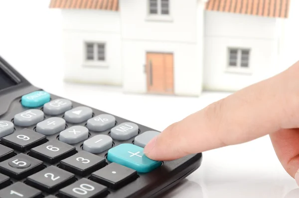 Calculator and model house — Stock Photo, Image