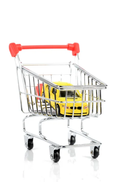 Alışveriş sepeti ve oyuncak araba — Stok fotoğraf