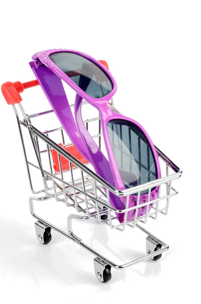 Carrinho de compras e óculos de sol — Fotografia de Stock