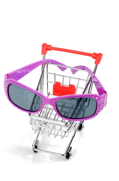 Alışveriş at arabası ve güneş gözlüğü — Stok fotoğraf