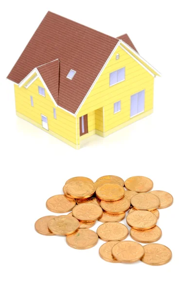 Modelo de casa e moedas — Fotografia de Stock