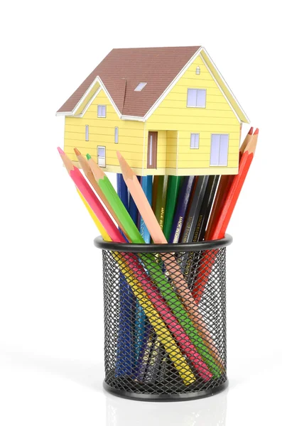 Model domu a barevné tužky — Stock fotografie