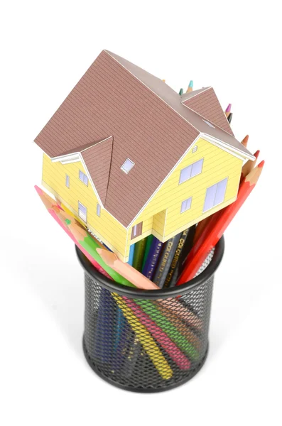Modelo de casa y lápices de color —  Fotos de Stock