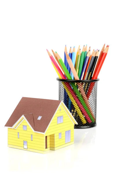 Модель будинку і кольорові олівці — стокове фото