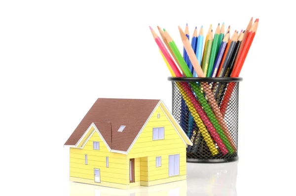 Model ev ve renkli kalemler — Stok fotoğraf