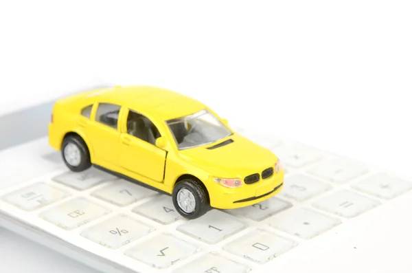 おもちゃの車と電卓 — ストック写真