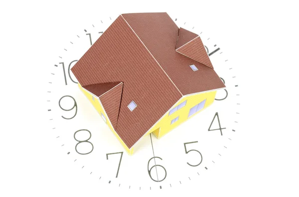 Modelo casa na cara do relógio — Fotografia de Stock