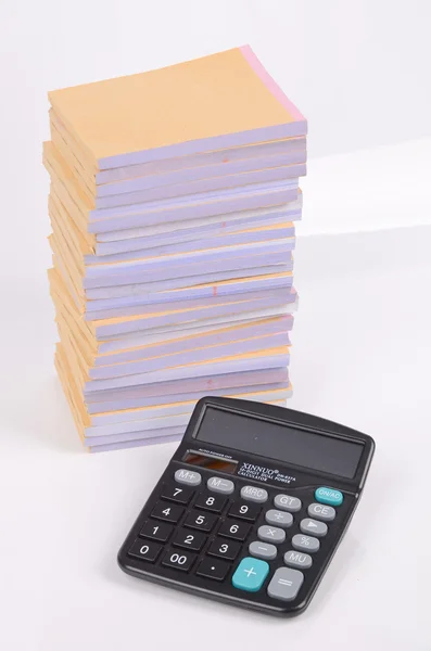 Стек документов и калькулятор — стоковое фото
