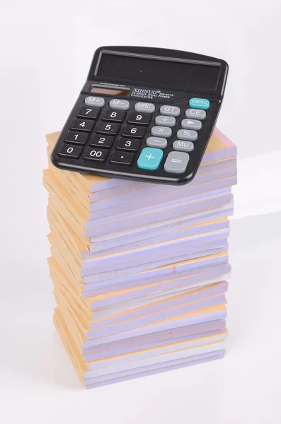 Pilha de documentos e calculadora — Fotografia de Stock