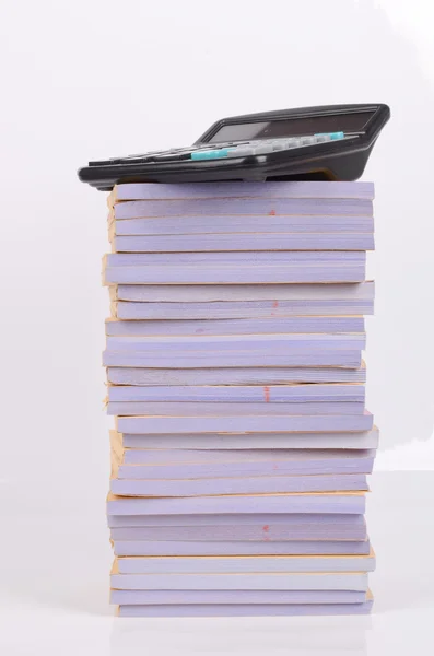 Pilha de documentos e calculadora — Fotografia de Stock