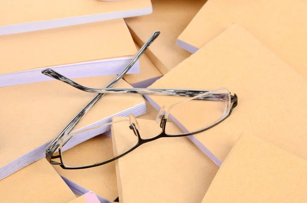 Documentos e óculos — Fotografia de Stock