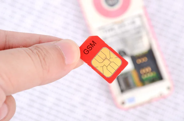 Sim カードとバイナリ コードでの携帯電話 — ストック写真