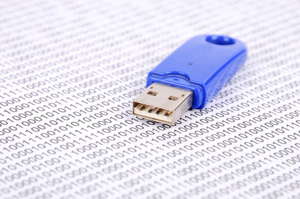 Dysk flash USB na kod binarny — Zdjęcie stockowe