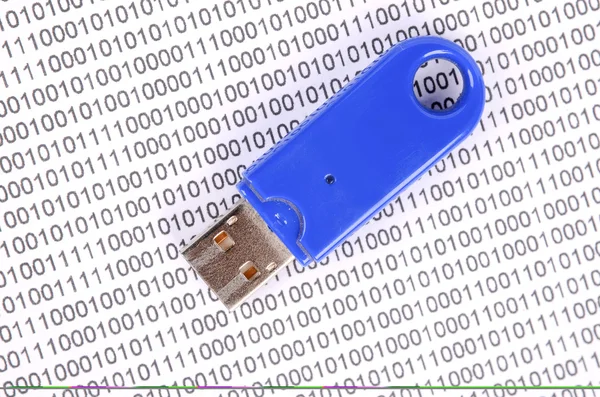 Disco flash USB en código binario —  Fotos de Stock