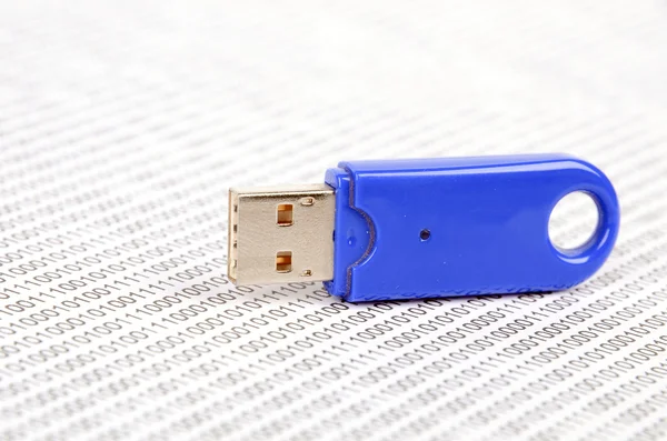 USB flash disk üzerinde ikili kod — Stok fotoğraf