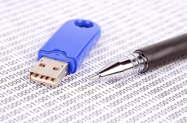 USB flash disk and pen on binary code — Stock Photo, Image