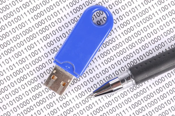 Clé USB et stylo sur code binaire — Photo