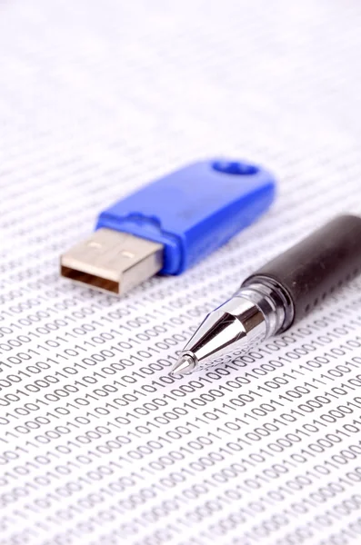 USB flash disk and pen on binary code — Stock Photo, Image
