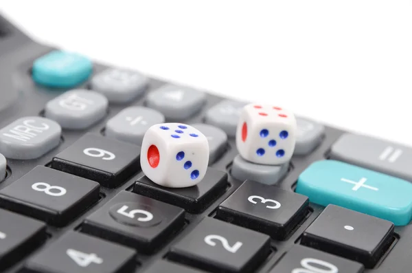 Dobbelstenen en rekenmachine — Stockfoto