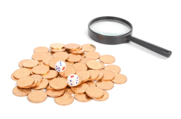 Dados y lupa con monedas — Foto de Stock