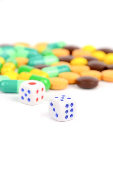 Dados e medicamentos sobre fundo branco — Fotografia de Stock