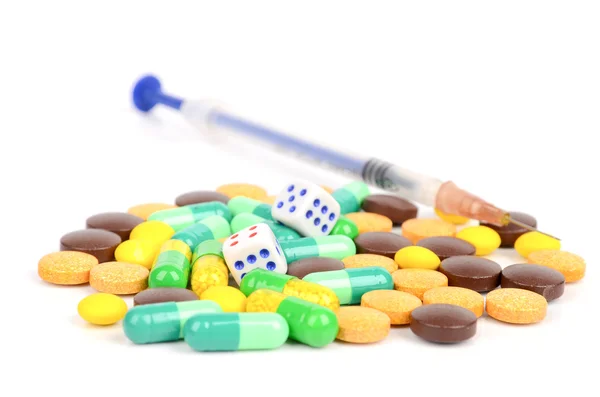 Кубики и лекарства со шприцем — стоковое фото