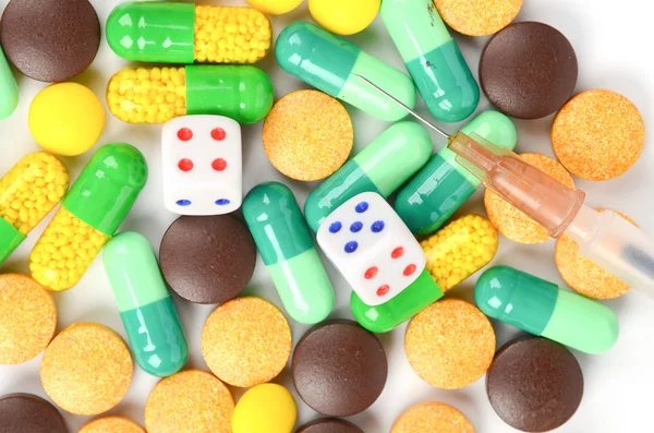 Dados e medicamento com seringa — Fotografia de Stock