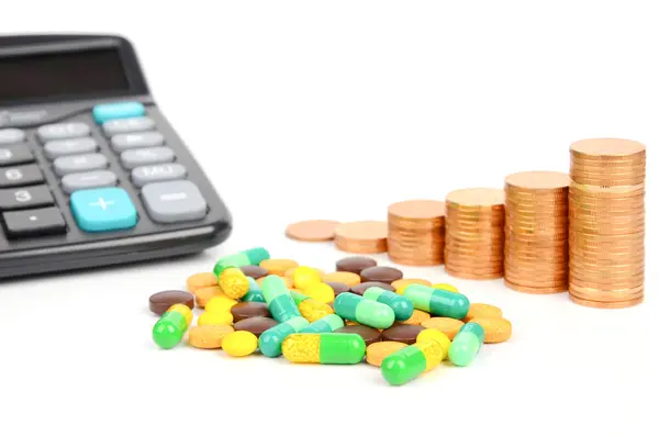 Medicina, moedas e calculadora — Fotografia de Stock