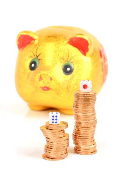 Банк свиней и монеты с кубиками — стоковое фото