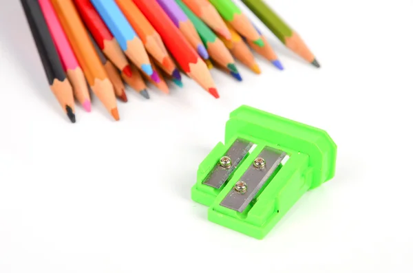 Renkli kalem ve kalemtıraş — Stok fotoğraf