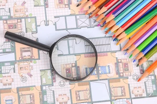 Ev planı, Büyüteç ve renkli kalem — Stok fotoğraf