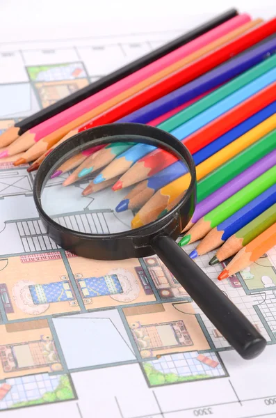 Plano de casa, lupa e lápis de cor — Fotografia de Stock