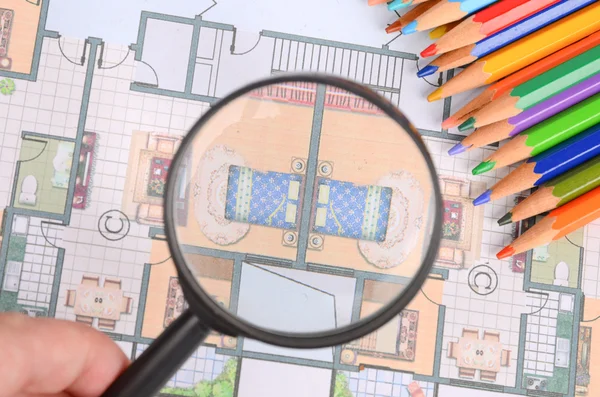 家の計画、拡大鏡、色の鉛筆 — ストック写真