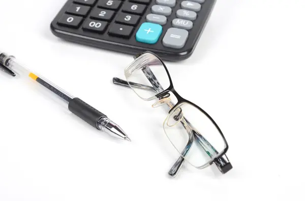Calculadora, bolígrafo y anteojos — Foto de Stock