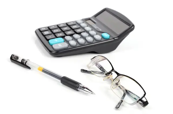 Calculadora, caneta e óculos de olho — Fotografia de Stock