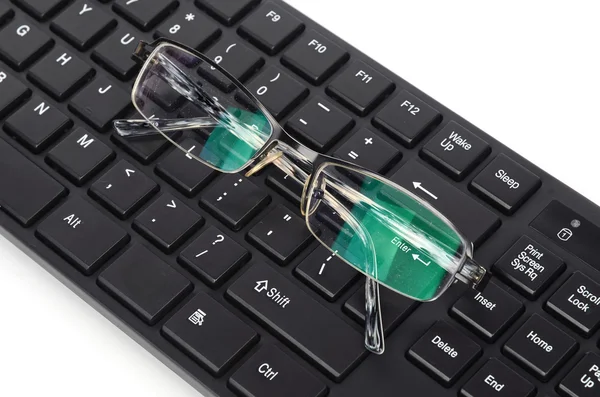 Computer toetsenbord en oog glazen — Stockfoto