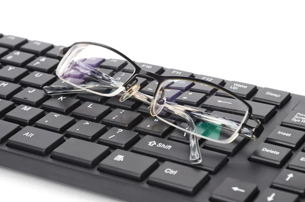 Teclado de computador e óculos de olho — Fotografia de Stock