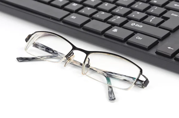 计算机键盘和眼睛眼镜 — 图库照片